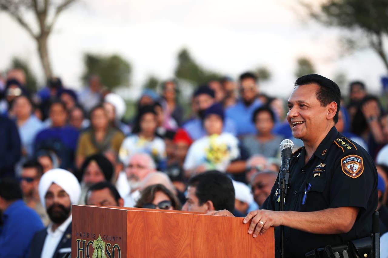 Ed González, sheriff del condado Harris, dijo que el oficial Dhaliwal llegó como inmigrante a Estados Unidos y dio su vida como muchos otros por lo que 
<b>merece el respeto de un héroe.</b>