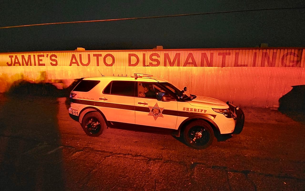 Hombre muere tras recibir disparos de oficiales en Fresno