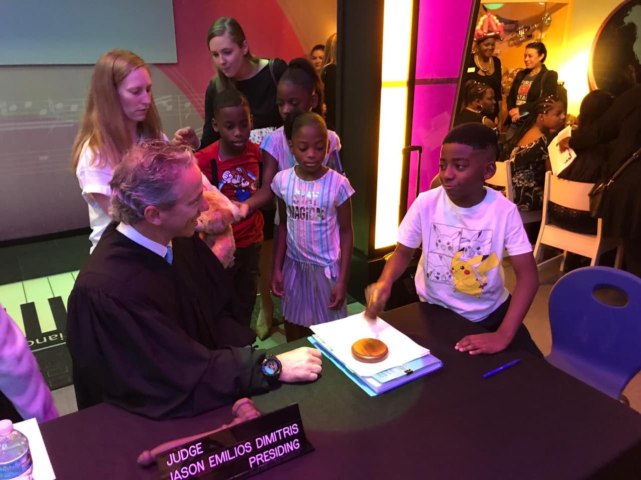 La ceremonia se realizó en el Museo de los Niños, el cual se convirtió en un palacio de justicia muy particular.