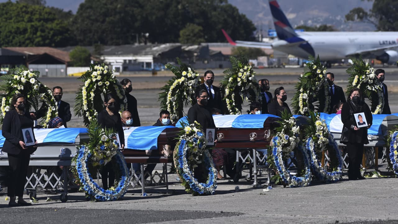 <b>En medio de mucho dolor reciben restos de guatemaltecos masacrados en México</b>
<br>
<br>Los restos de los 16 inmigrantes masacrados en México llegaron a Guatemala y fueron entregados a sus seres queridos en una solemne ceremonia. Nuestra reportera Ericka Porras estuvo en el momento que los féretros arribaron al país centroamericano.