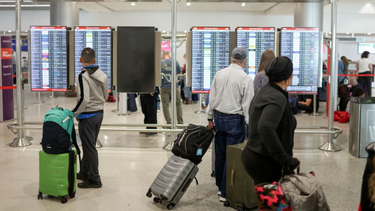Reportan retrasos y cancelaciones de vuelos en el aeropuerto de Miami debido al mal tiempo