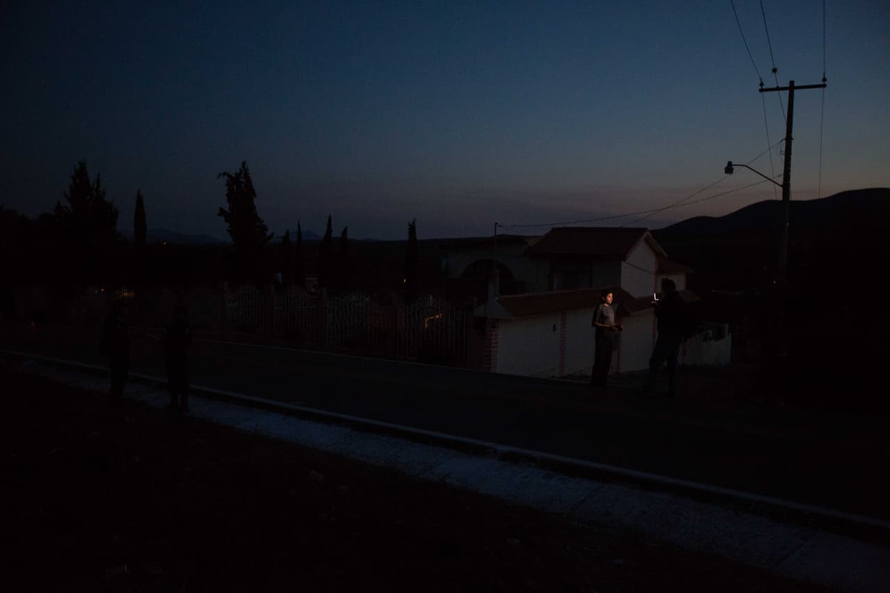 Un periodista hace un
<i>stand-up </i>en la carretera enfrente de la casa de los Ibarra la noche antes de la celebración de los festejos. La Joya es un pueblo mexicano de la provincia de San Luis Potosí con 200 habitantes aproximadamente, sin cobertura de teléfono ni acceso a Internet.