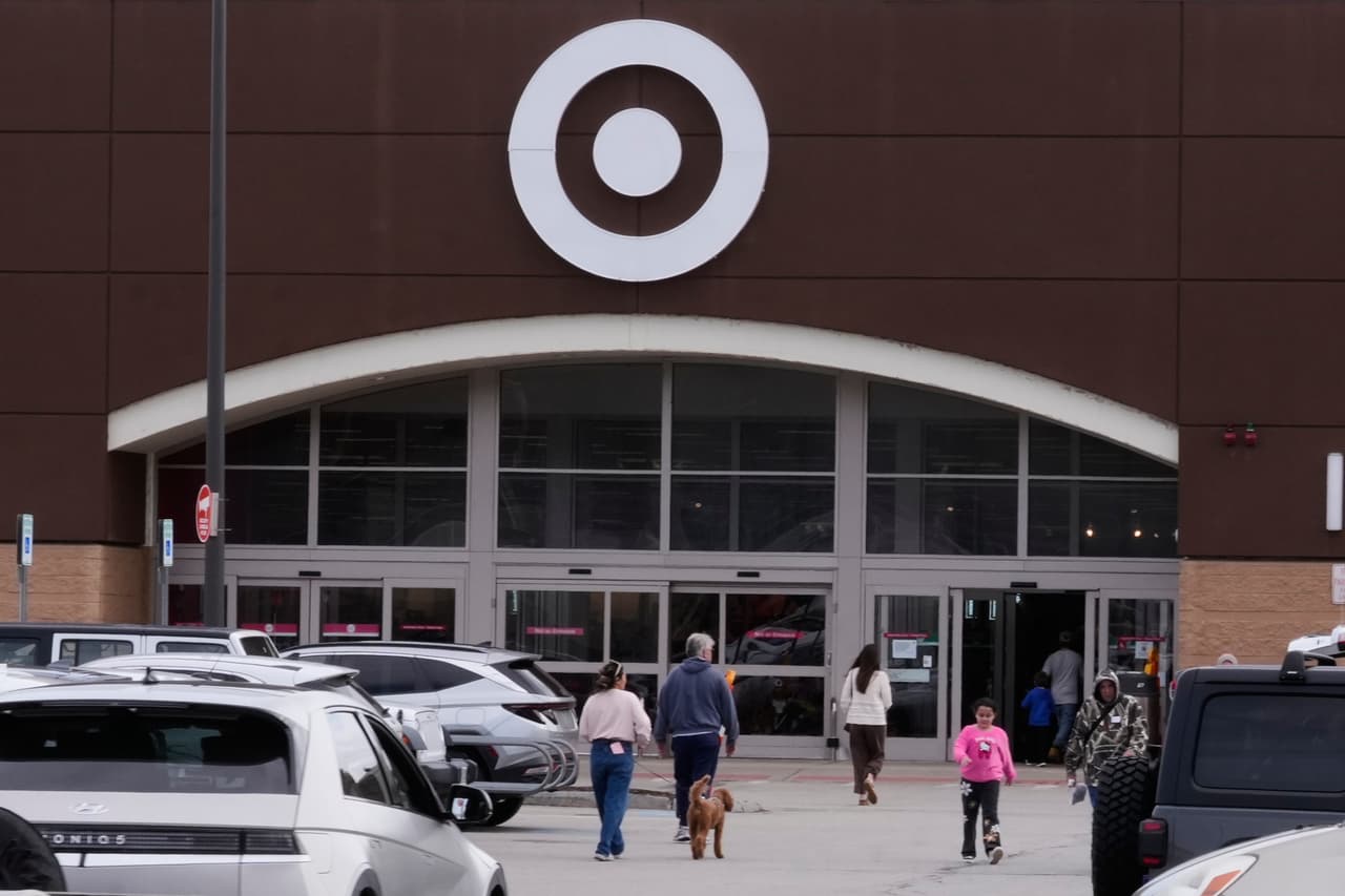 Compradores en la tienda Target, el miércoles 1 de abril de 2026, en Hooksett, N.H. (Foto de AP/Charles Krupa)