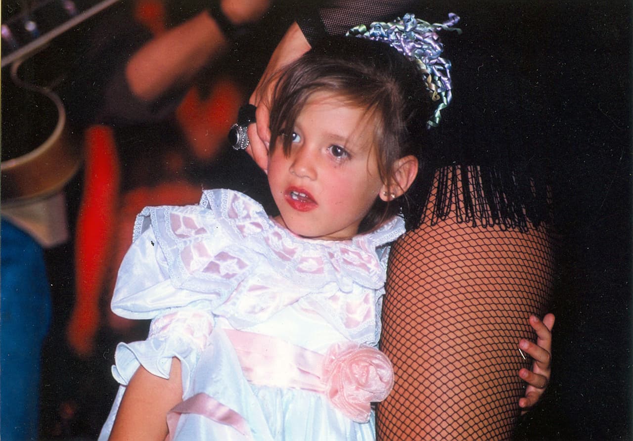 De aquella relación nació una niña: 
<b><a href="https://www.univision.com/famosos/bebecito-no-has-quemado-ni-una-caloria-michelle-salas-le-reclama-accion-al-nieto-de-luis-miguel-video" target="_blank">Michelle Salas</a></b>. La primera hija de 'El Sol' llegó al mundo el 13 de junio de 1989.
<br>