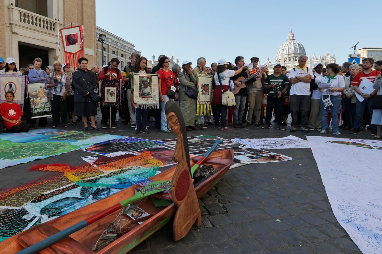 Fotografía del sábado 19 de octubre de 2019 de miembros de las poblaciones indígenas de la Amazonía preparándose para una procesión del Vía Crucis del Castillo St. Angelo al Vaticano. (AP Foto/Andrew Medichini)
