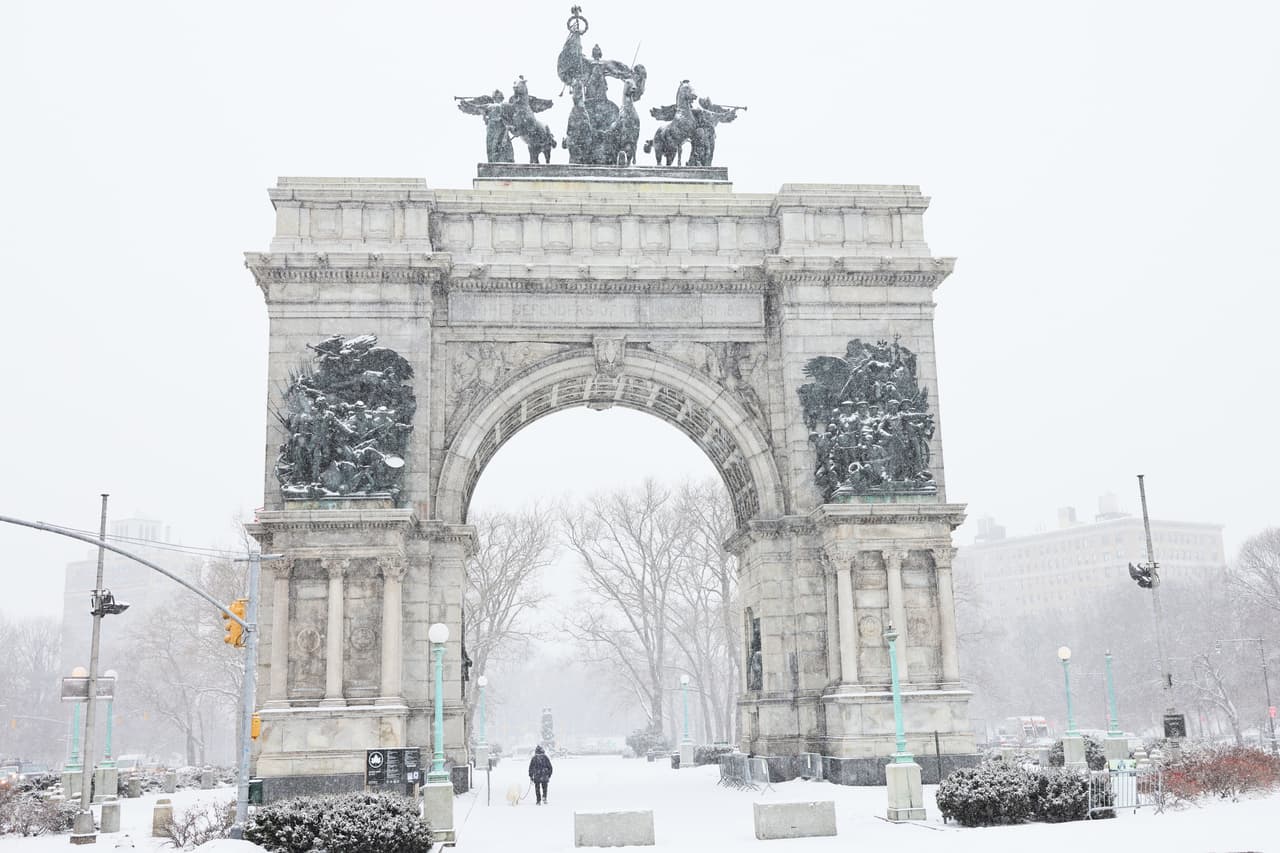 Una persona camina bajo el arco de la Grand Army Plaza en Prospect Heights