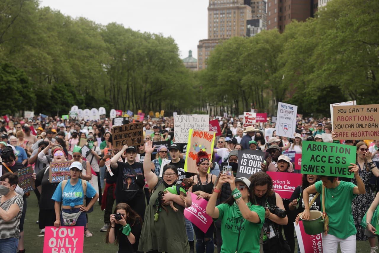<b>"El acceso al aborto salva vidas",</b> reclama una manifestante de Brooklyn en la foto.