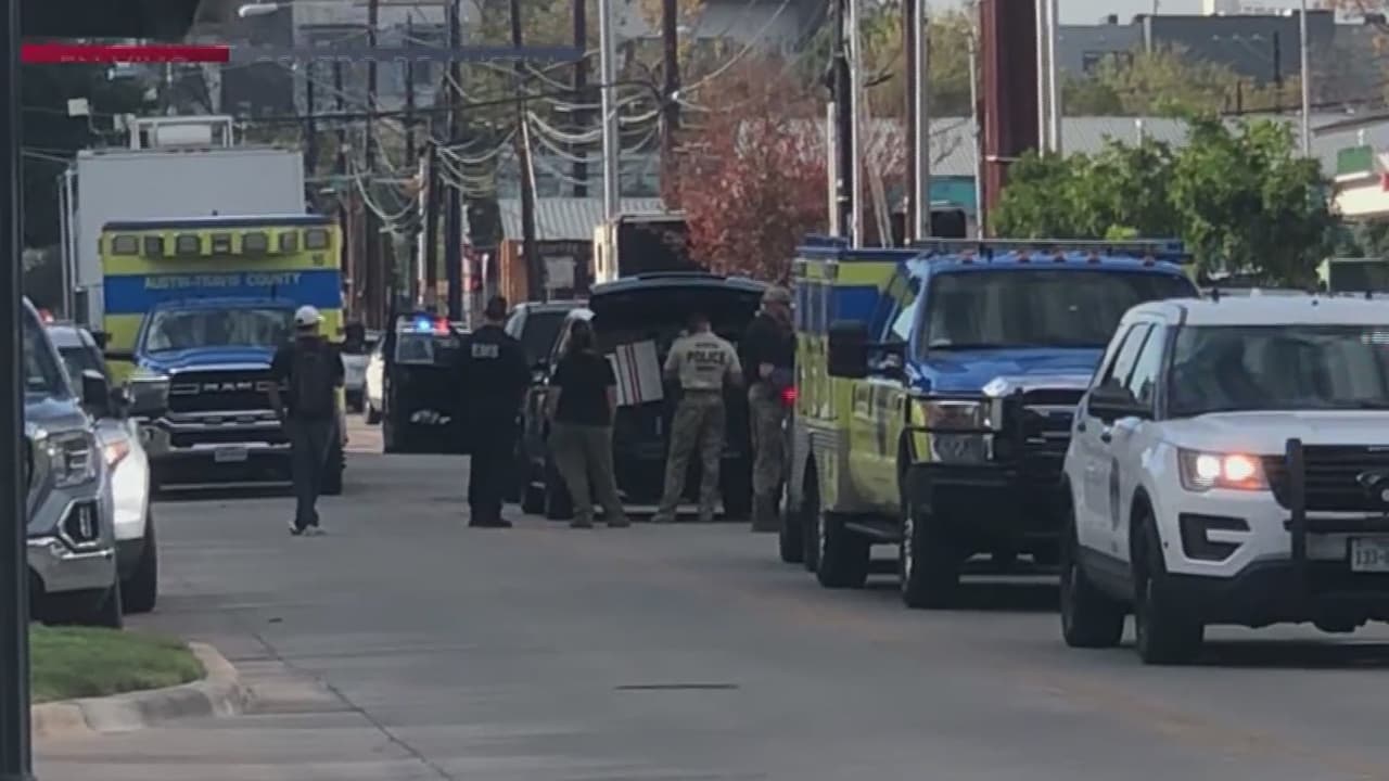 Equipo SWAT se moviliza ante el reporte de un atrincherado en un departamento en Austin