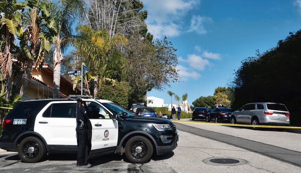 La policía acordonó la zona mientras se realizaba la investigación del triple homicidio en una casa de alquiler a corto plazo en Beverly Crest.