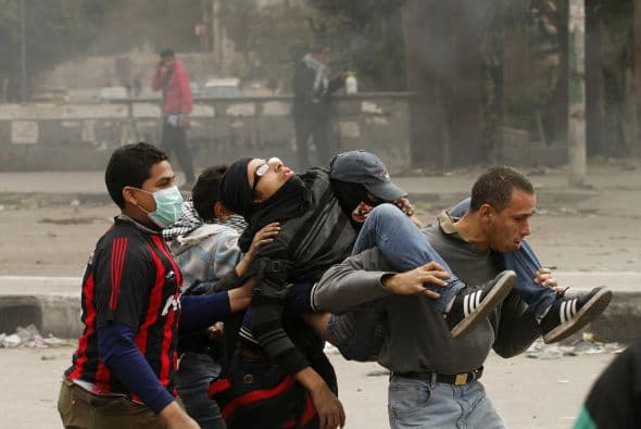 Al menos 56 personas han muerto desde que se desatara este brote de violencia, y Morsi ha decretado el estado de emergencia y el toque de queda en tres puntos cruciales por los que discurre el Canal de Suez: Port Said, Ismailia y Suez.