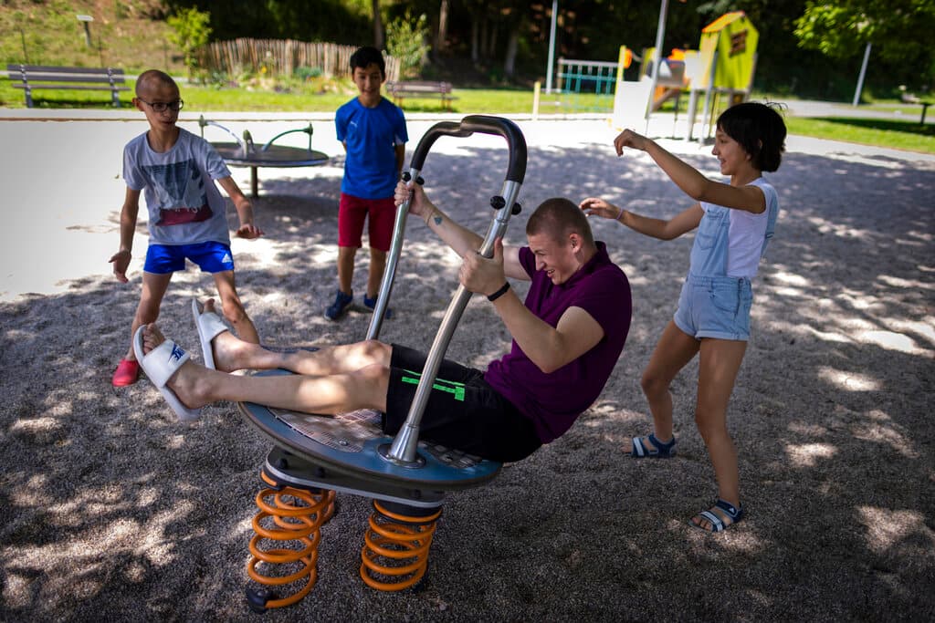 La investigación es la más extensa hasta la fecha sobre el 
<b>acaparamiento de huérfanos ucraniano</b>s, y la primera que sigue el proceso hasta los que ya crecen en Rusia. Se basó en docenas de entrevistas con padres, niños y funcionarios de Ucrania y Rusia; correos electrónicos y cartas; documentos rusos y medios de comunicación estatales rusos. Maksim, a la izquierda, Eduardo, Timofey, en el centro, y Varvara, a la derecha, juegan en un parque en Loue, al oeste de Francia. Sus padres lograron con mucho esfuerzo y objeciones de Moscú que se los regresaran.
<br>