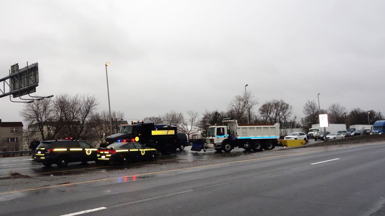 Mantenerse alejado de las carreteras o de las vías del tren, ya que una ráfaga de viento puede empujar a una persona hacia el camino de un vehículo que se aproxima.