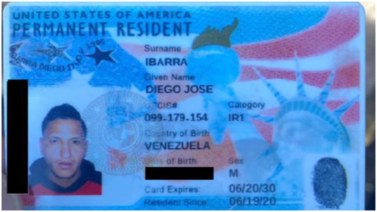 La moción de detención del Distrito Medio de Georgia revela una imagen que presenta la identificación del sospechoso. Según el documento, esta identificación, entregada a agentes de Investigaciones de Seguridad Nacional en Atenas, Georgia, resultó ser falsa tras su verificación en la escena.