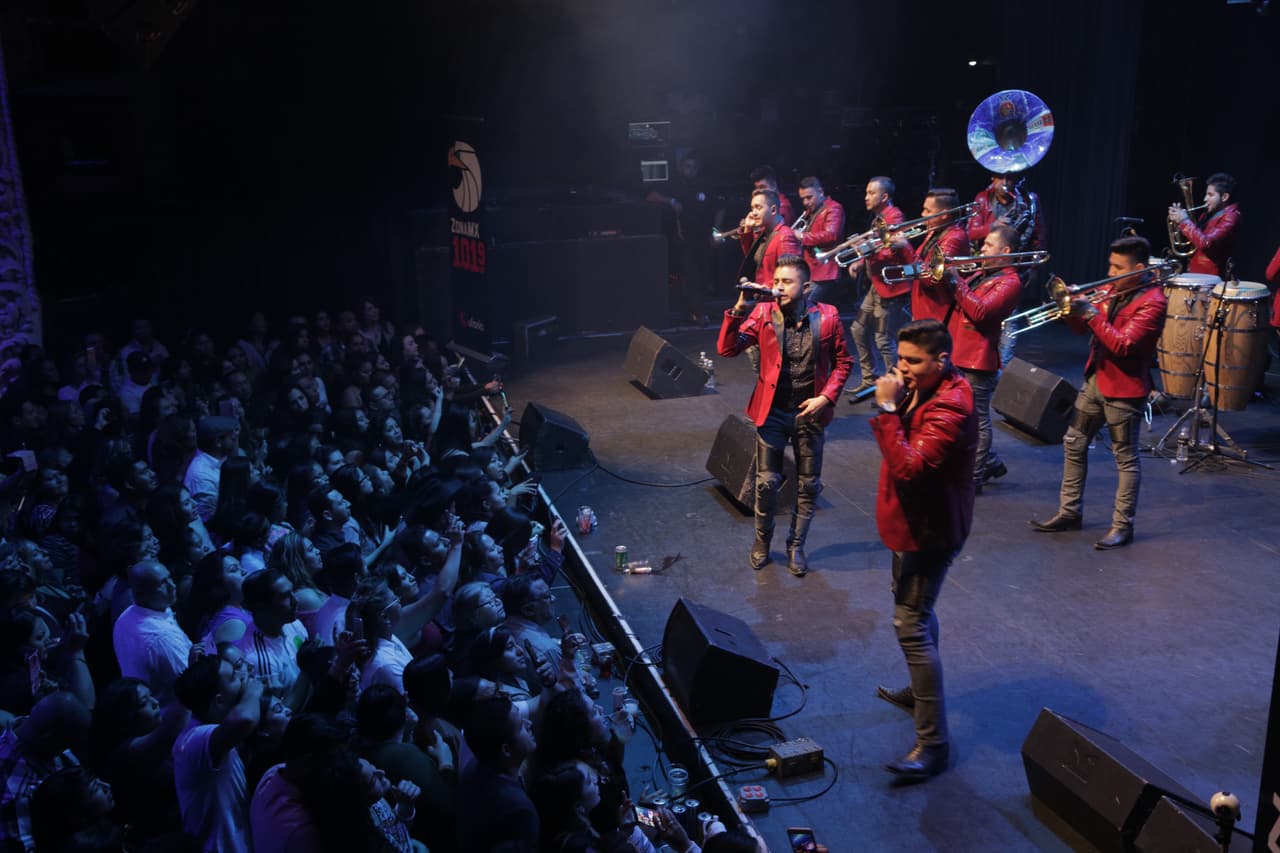 Banda Carnaval en el escenario en el primer concierto con
<a href="https://www.facebook.com/freeguey/"> 'El Free-Guey'</a>.