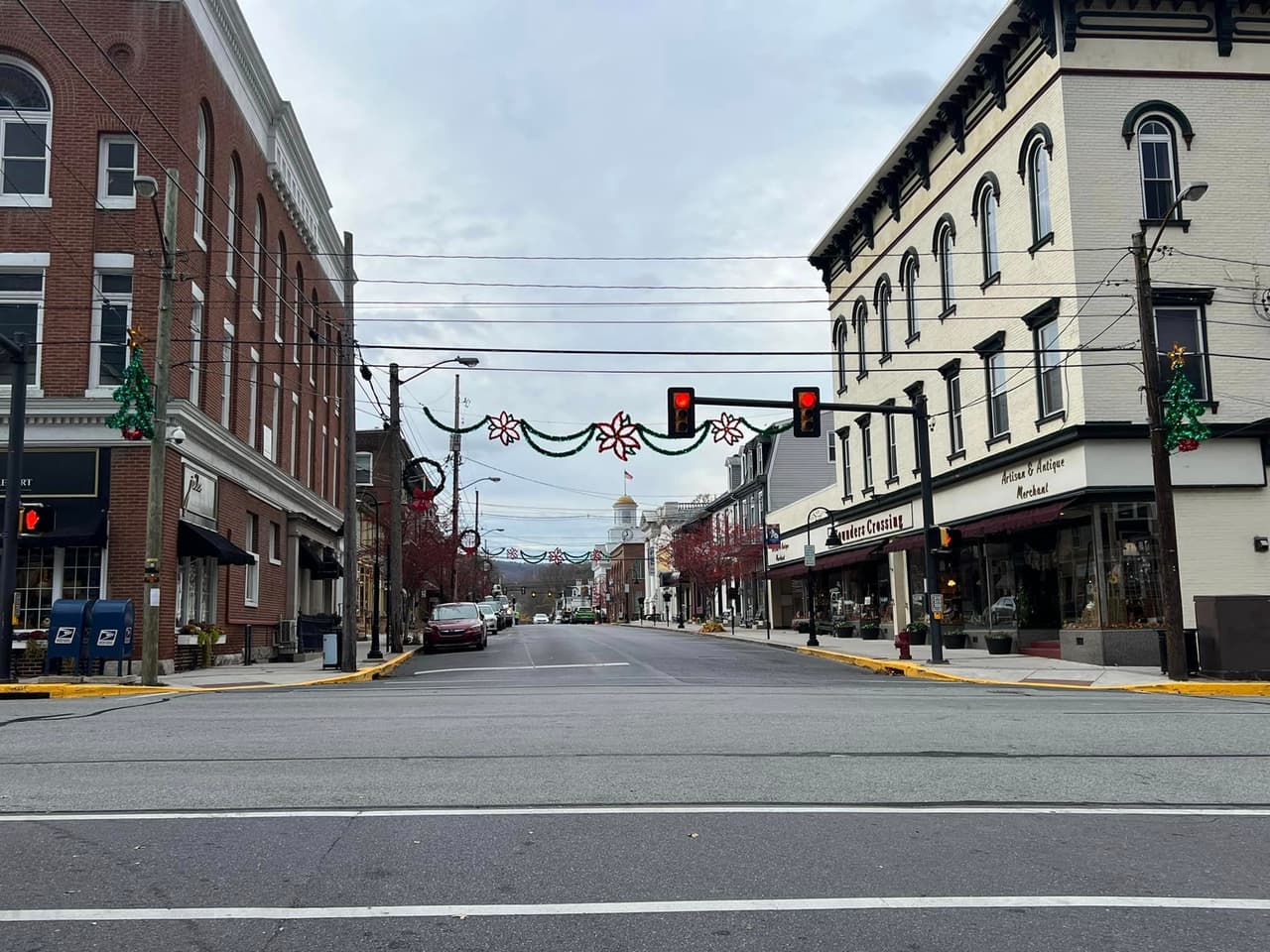 <b>Bedford</b>. Dirígete a la parte suroeste del estado y encontrarás Allegheny Mountain Ridge. Hay muchos pueblitos esparcidos por esta área, pero Bedford es uno que definitivamente no querrás perderte. La ciudad tiene cierta importancia histórica, ya que una vez fue el cuartel general de George Washington durante la Rebelión del Whisky de 1794. Pero la ciudad es realmente conocida por sus manantiales minerales.
<br>
<br>
<b><a href="https://goo.gl/maps/Ymmw7DgRJVUw1gJn6">Cómo llegar</a></b>