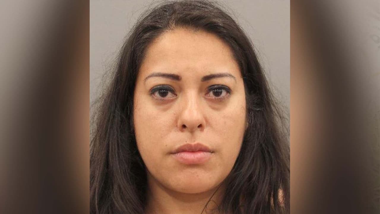 Acusan a una madre de conducir alcoholizada con un niño en el auto: la mujer chocó en Houston