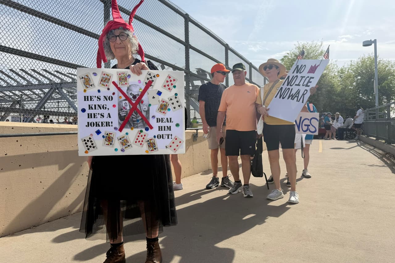 “Él no es un rey, es un payaso”, se lee en una pancarta durante la protesta en Arizona, un mensaje que refleja el rechazo de algunos manifestantes hacia el presidente.