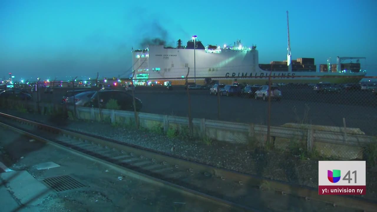 Se incendia barco carguero en puerto de Newark; mueren 2 bomberos combatiendo el fuego