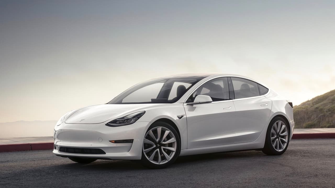 El Tesla Model 3 es construido en la planta de ensamblaje del fabricante ubicada en la ciudad de Freemont en el estado de California, originalmente construida conjuntamente por General Motors y Toyota para la fabricación de auto compactos como los Toyota Corolla y Matrix, el Pontiac Vibe y el Chevrolet Nova.