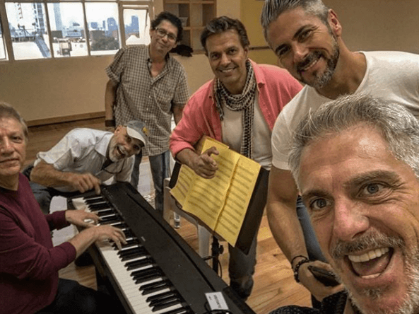 Dicho proyecto se llama ‘Caballeros cantan’ y en él comparte el escenario con Lizardo, Agustín Arana, Chao y Ricardo Crespo. La idea es que 
<b>cinco actores se reúnen solo para cantar</b> temas de todos los géneros desde pop, boleros hasta regional mexicano.