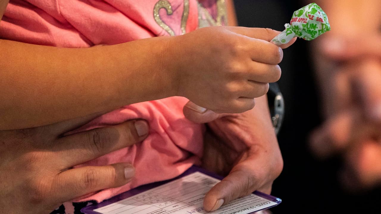 Un pediatra aclara los mitos y verdades sobre las vacunas contra el coronavirus para niños