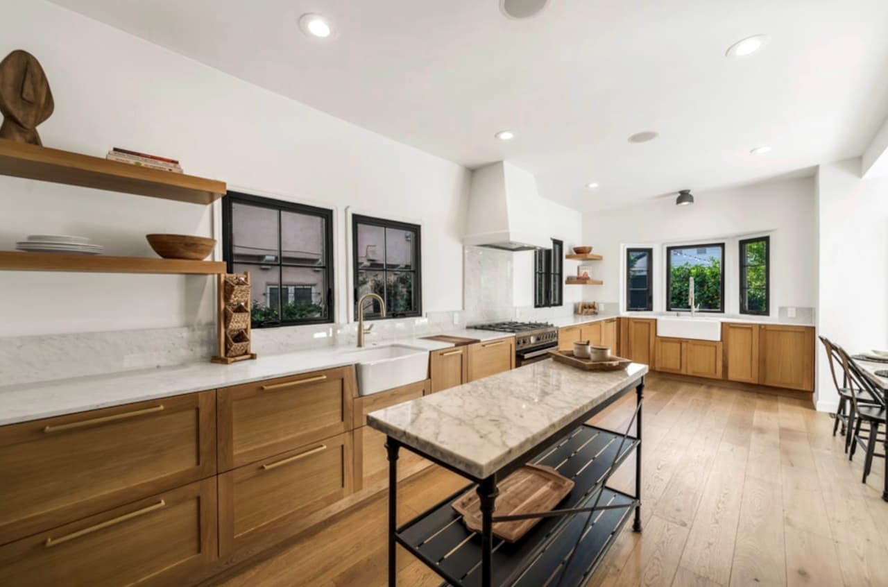 Entre las adecuaciones que se le hicieron es que ahora tiene pisos de madera de roble blanco natural y una cocina con mármol italiano de Carrara.
<br>