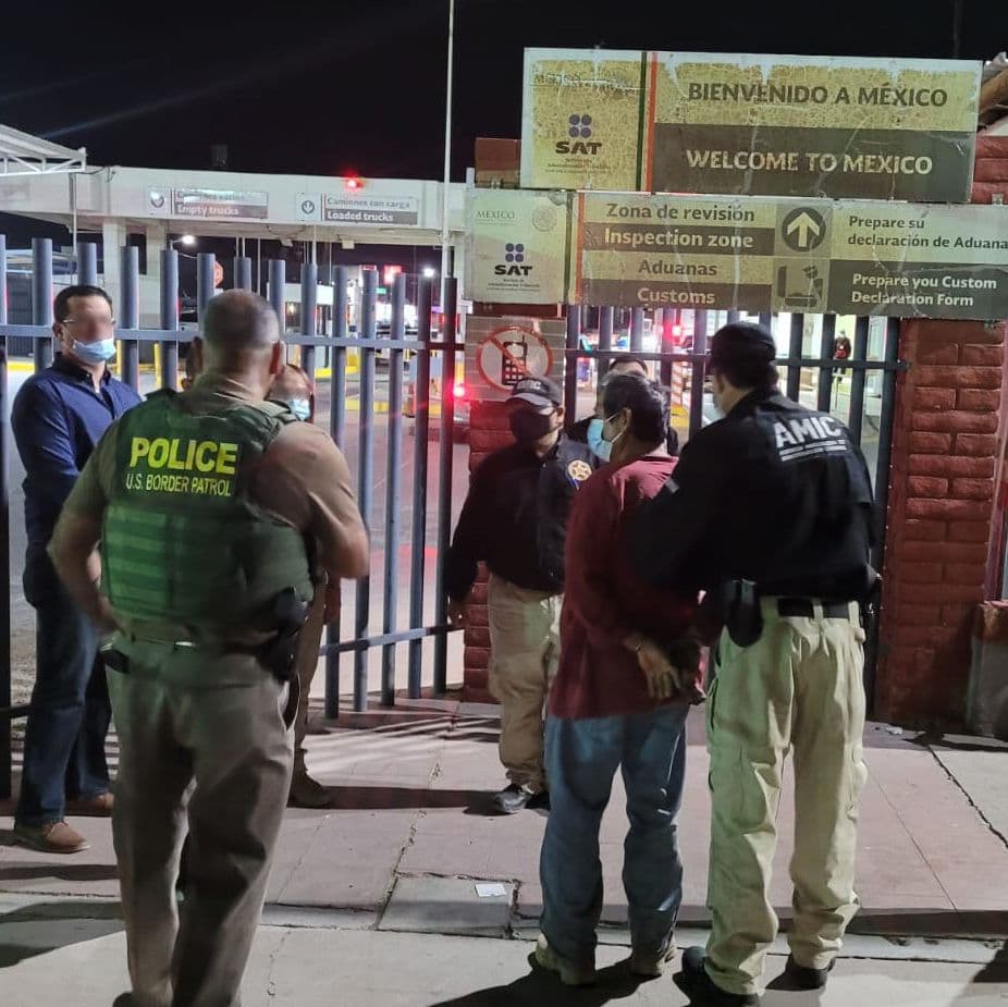 Agentes del Sector Tucson detuvieron a tres migrantes en Douglas, Arizona. La revisión de antecedentes reveló que un ciudadano mexicano en el grupo tenía una orden de arresto activa por violación en Tamaulipas, Mexico.