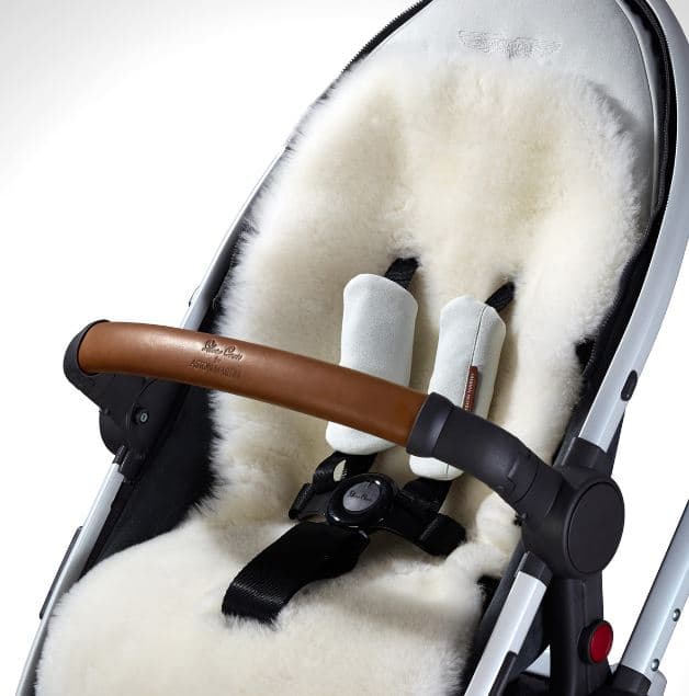 Está hecha a mano con materiales como fina piel oveja, alcantara, estructura de magnesio ultraligero y una suspensión de aire comprimido que evita que el bebé reciba golpes bruscos.