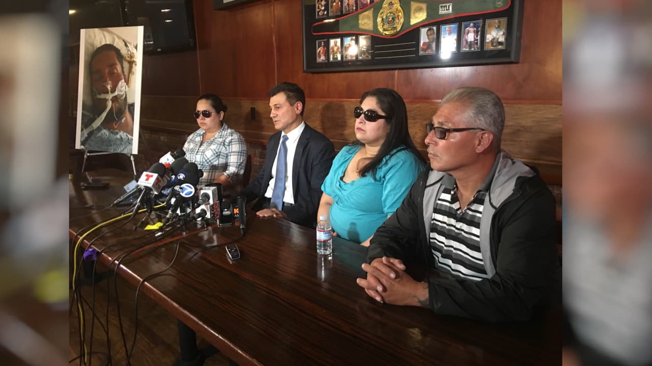 La Familia Valenzuela junto a su abogado en rueda de prensa.