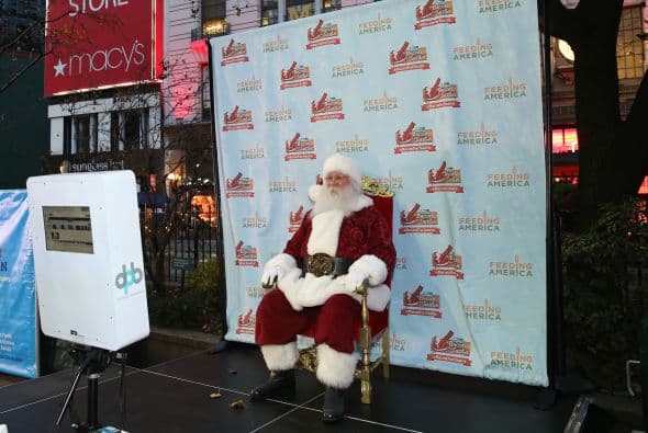 En la ciudad de Nueva York, Santa hizo acto de presencia en Herald Square Park para ayudar a combatir el hambre en esta temporada.