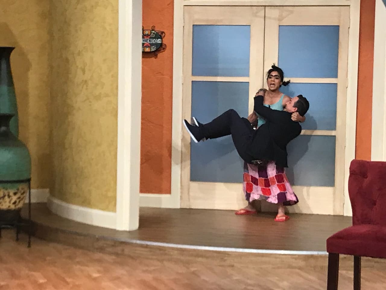 ¡Qué alguien le ayude! Mela no puede descuidar a su presa, ni por un segundo.