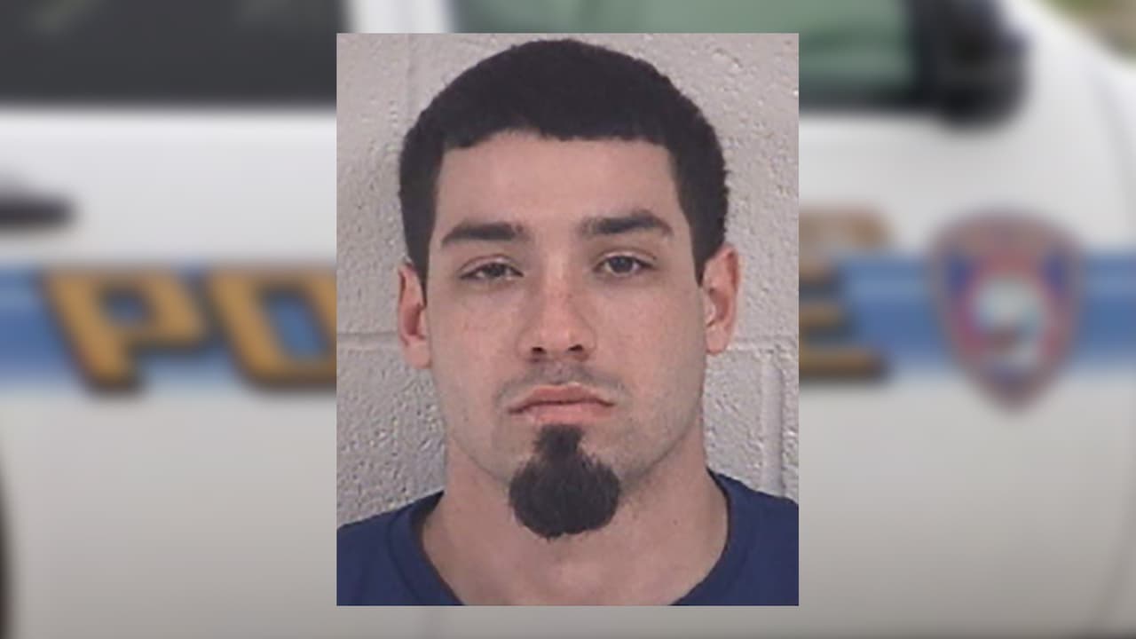 Acusan a hombre de matar a su madre quien era maestra en Galveston