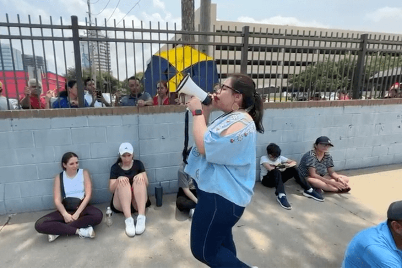 <b>"Quedan aproximadamente 1,100 boletas"</b>, anunció una funcionaria. "Estaré avisándoles cuando tengamos otra actualización".