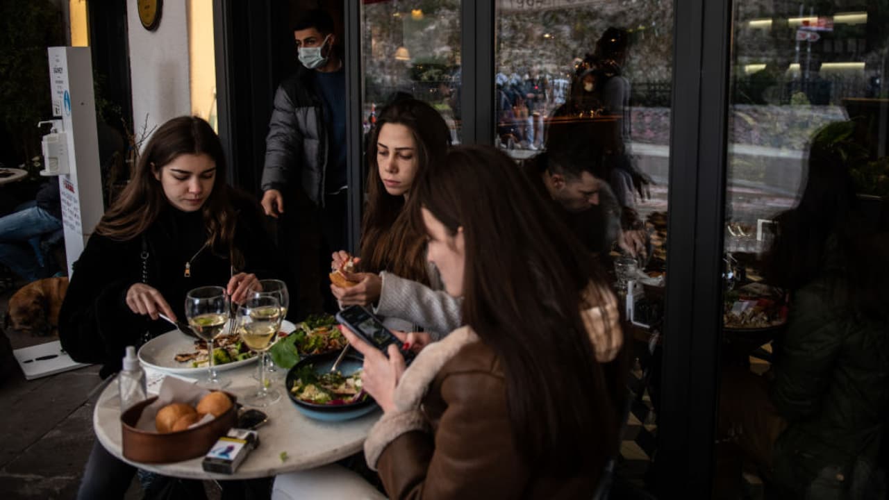 Coronavirus: Bares y restaurantes de Chicago pueden volver a servir a sus clientes al 50% de su capacidad