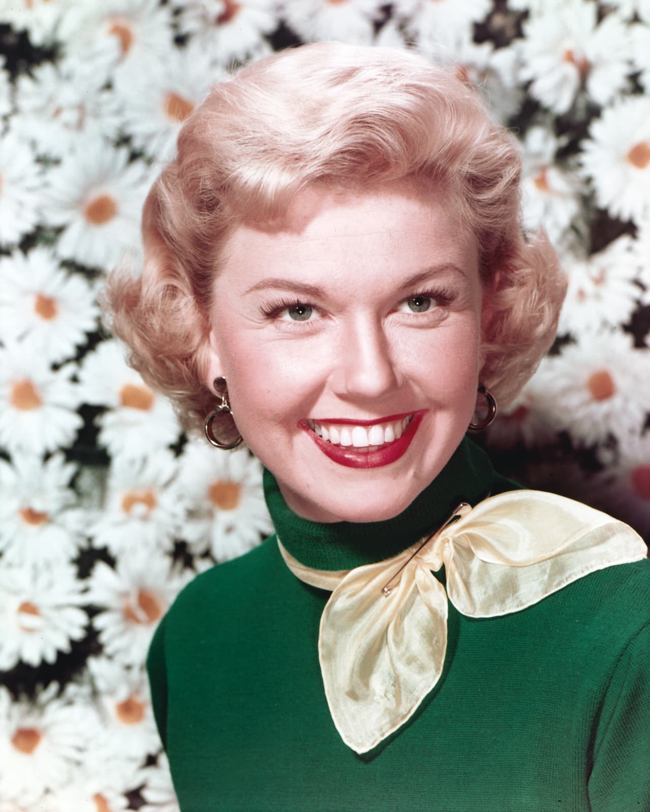 <a href="https://www.univision.com/famosos/muere-doris-day-la-leyenda-de-hollywood-no-pudo-superar-una-neumonia-a-los-97-anos">Doris Day</a>, la actriz y cantante de voz dulce cuyos dramas, musicales y comedias inocentemente sensuales la convirtieron en una de las más grandes estrellas de las décadas de 1950 y 60 y en una de las actrices de cine más populares de la historia, falleció este lunes. Tenía 97 años.