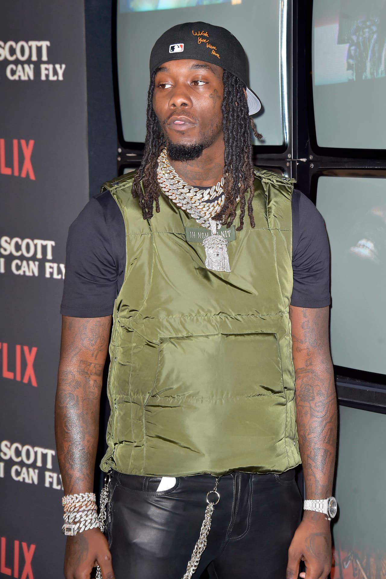La mañana de este jueves 30, TMZ reportó que Offset fue puesto en libertad poco antes de la medianoche, después de que los otros dos detenidos admitieron que las armas encontradas eran de su propiedad. No se especificó si esas dos personas pertenecían al círculo cercano del rapero.