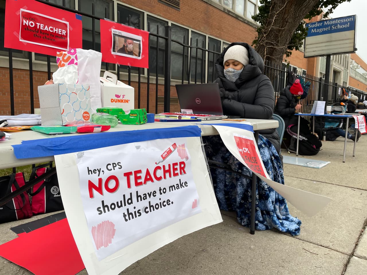 Miles de padres de familia llenaron un cuestionario pidiéndole a CPS que volviera a recibirlos en los planteles, ya que sus hijos por sus condiciones, no estaban pudiendo aprender vía remota. Unos 6,000 niños de prekinder y educación especial tenían la opción este lunes de regresar a las aulas de las escuelas públicas de Chicago. 
<br>