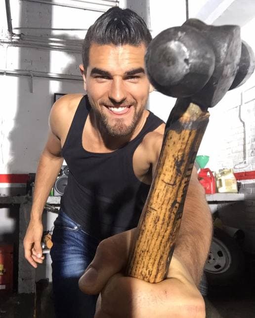 <b><a href="http://www.univision.com/novelas/despertar-contigo/conoce-a-lucas-bernabe-un-mecanico-que-te-conquistara-fotos">'Wilson'</a></b> era uno de los galanes de la colonia, su sonrisa enamoró a más de una en la telenovela.