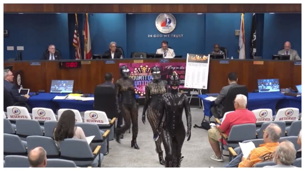 Dominatrices irrumpen en reunión de la Comisión de Fort Lauderdale y exigen “calabozo” de $250,000