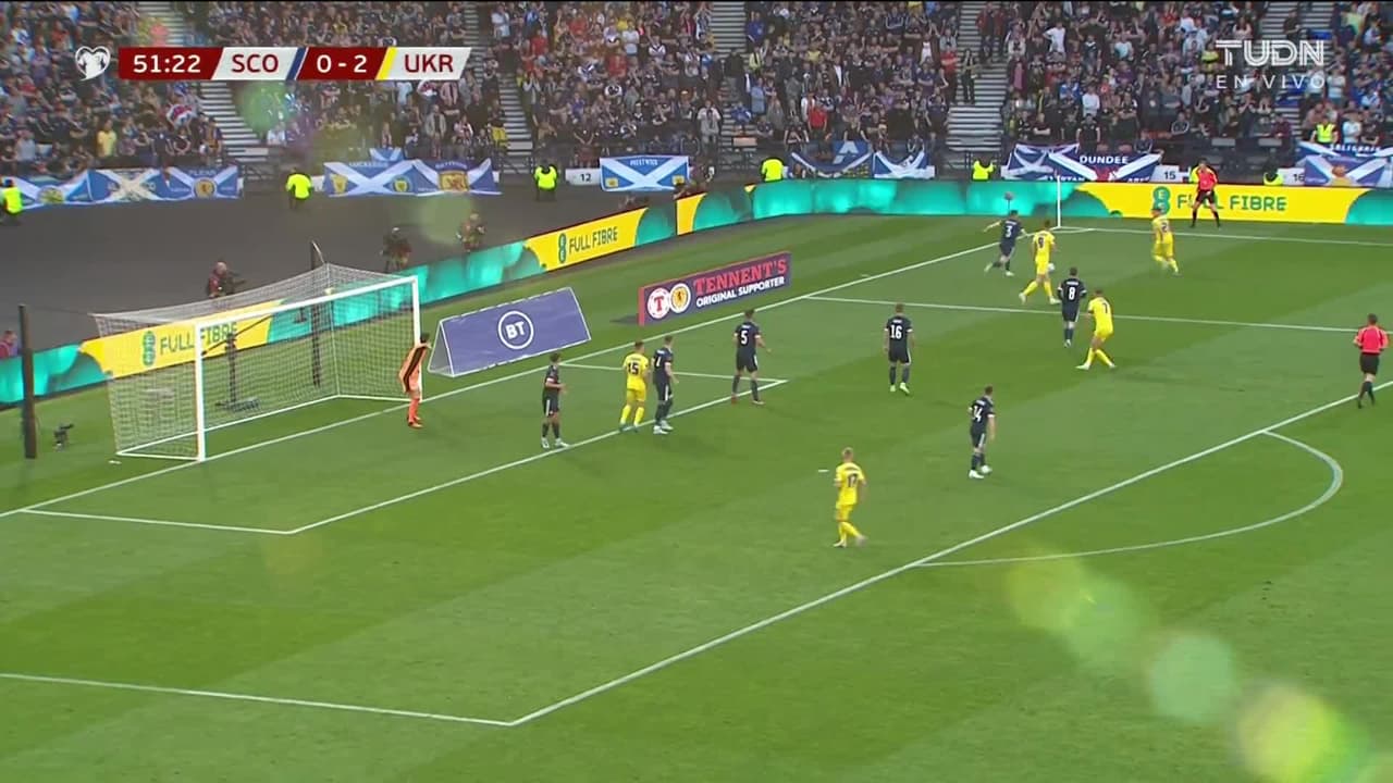 ¡TIRO ATAJADO! disparo por Andrii Yarmolenko.