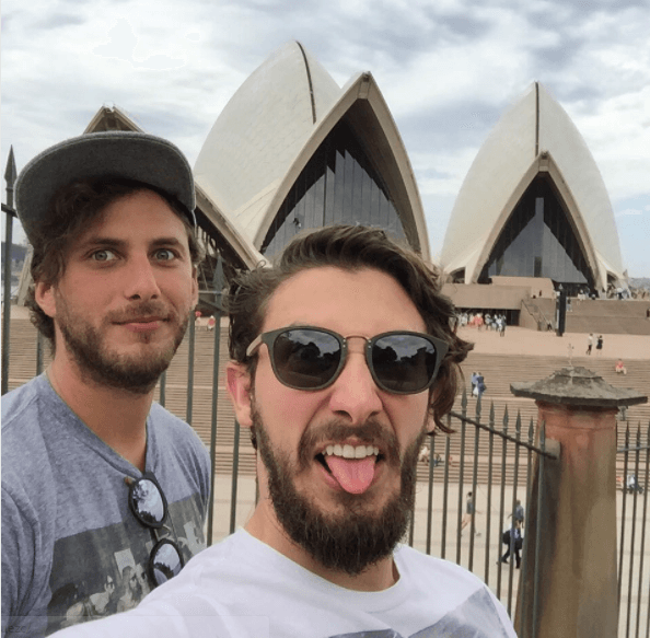 Aunque Emiliano no se queda atrás, él también derrocha galanura como su padre y hermano.