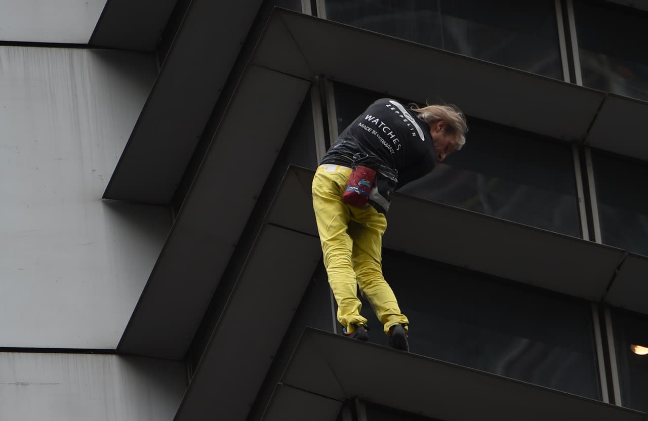 Mientras Robert realizaba su proeza, decenas de habitantes de manila se detuvieron a para ver el espectáculo.