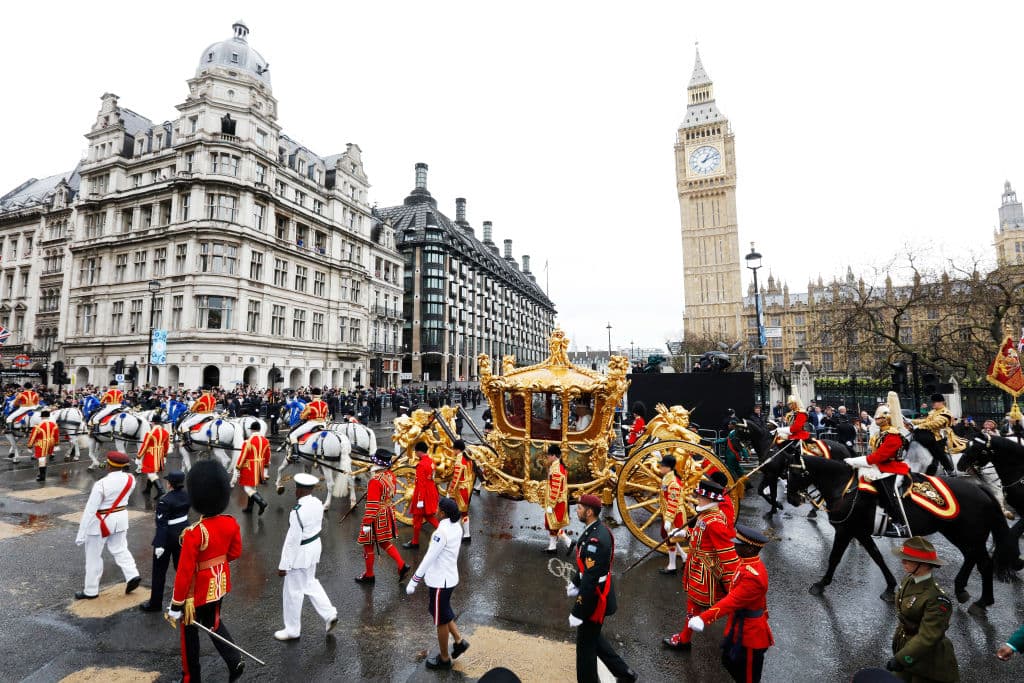 Así se ve, con el Big Ben al fondo, el combite real, encabezado por el carruaje de los nuevos reyes, de vuelta al Palacio de Bukingham.