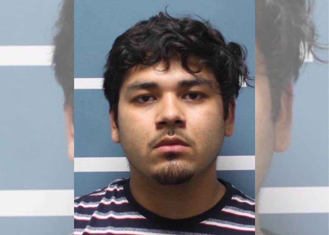 <b>Alvino Rivera, de 22 años,</b> fue otro de los 'engañados' y arrestados. 
<br>Los sospechosos utilizaron técnicas dque emplean los pedófilos para organizar un encuentro y tener relaciones sexuales con los señuelos encubiertos. El resto de los detenidos fueron: