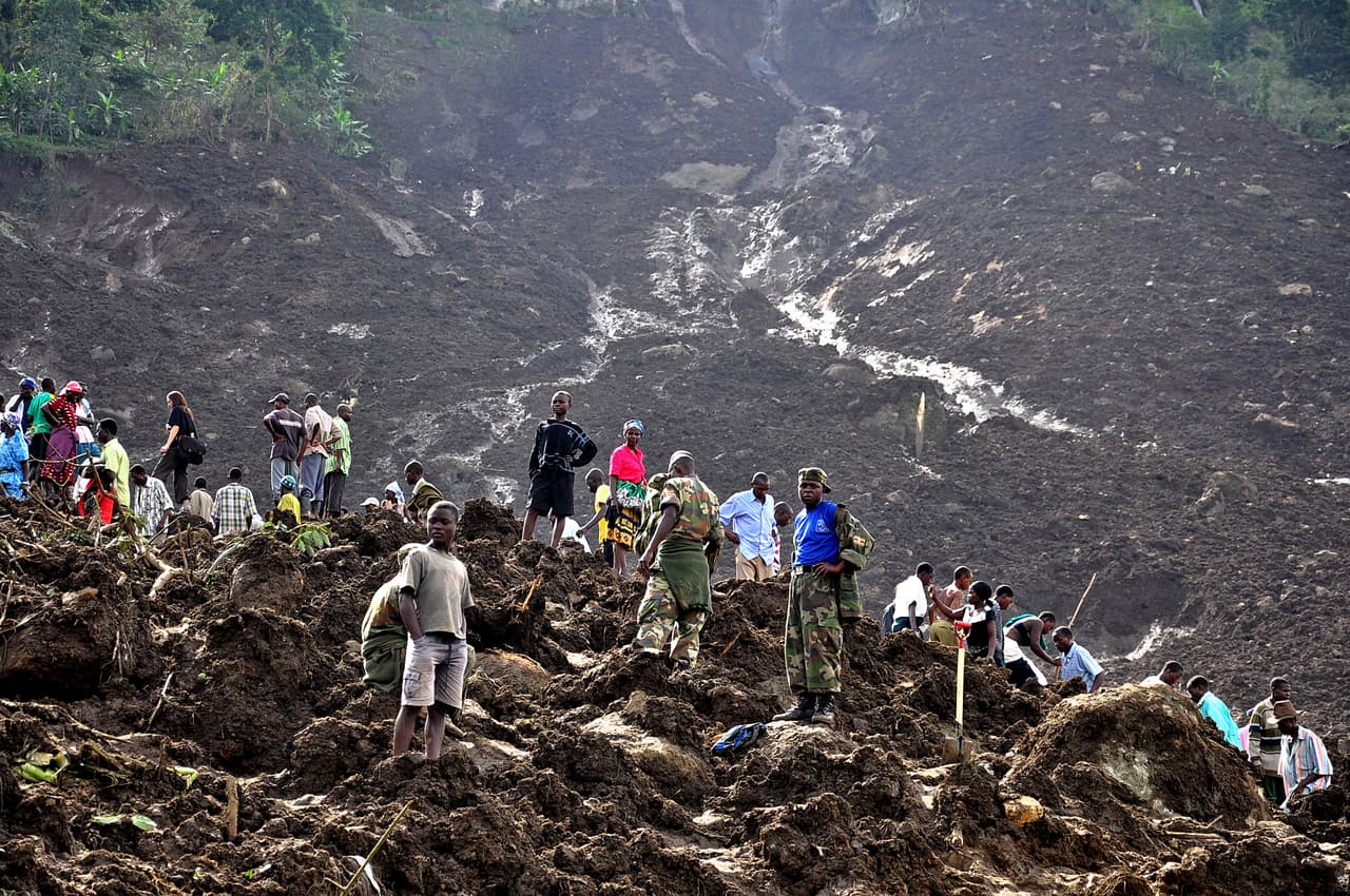 El 1 de marzo de 2010, una avalancha de barro arrasó con tres pueblos de la región del monte Elgon (este de Uganda), sepultando a a unas 350 personas.