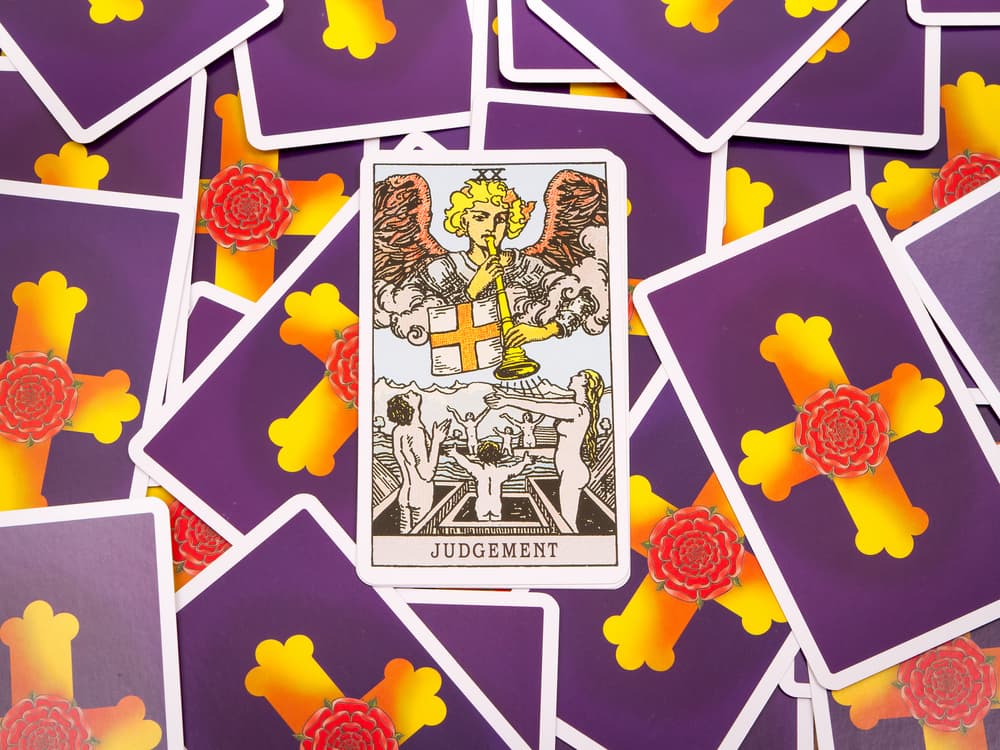 Las personas están desnudas porque no pueden esconder su verdad y sus pecados, y están a punto de ser enjuiciados. El ángel viene a pedirnos cuentas sobre aspectos terrenales y la manera en que vivimos nuestra vida. El juicio se aplicará de manera justa e indiscriminada para todos, pero con el objetivo de que volvamos a nacer más renovados, fuertes y mejorados.