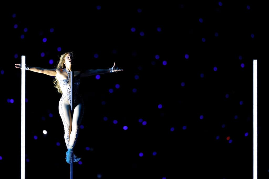 Miami y el Super Bowl bailaron con sabor latino, encabezado por JLo, Shakira, J-Balvin y Bad Bunny, en un show de medio tiempo que puso a toda la afición de pie.