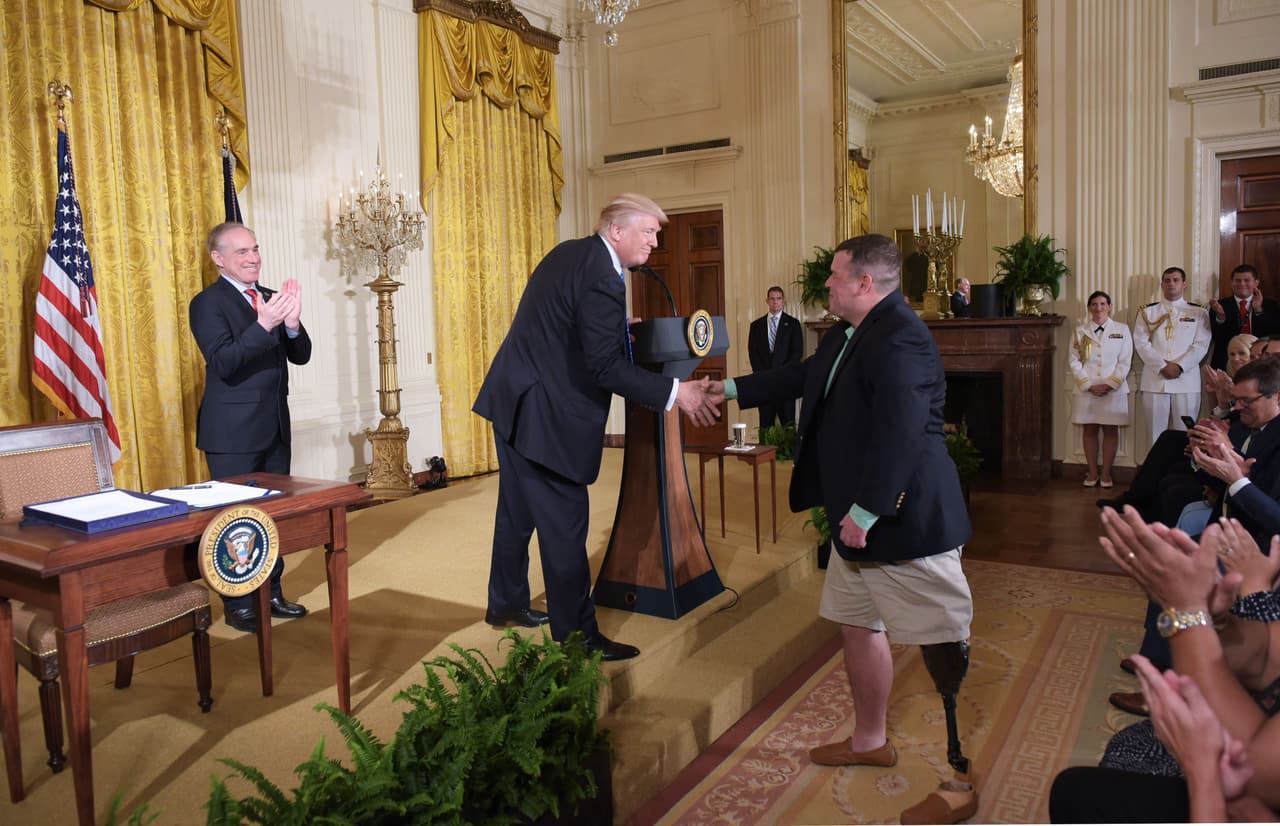 <b>23 de junio. </b>Según el diario 
<i>The Washington Post</i>, Vladimir Putin tuvo un papel activo en la interferencia en las elecciones presidenciales y directamente instruyó atacar a Hillary Clinton y favorecer la elección del republicano. En una entrevista exclusiva a la cadena Fox, Donald Trump dio una versión de por qué puso a circular la idea de que tenía grabaciones de James Comey. Pero no se pudo tener la respuesta de su portavoz en cámara porque en la rueda de prensa diaria estuvieron apagadas.