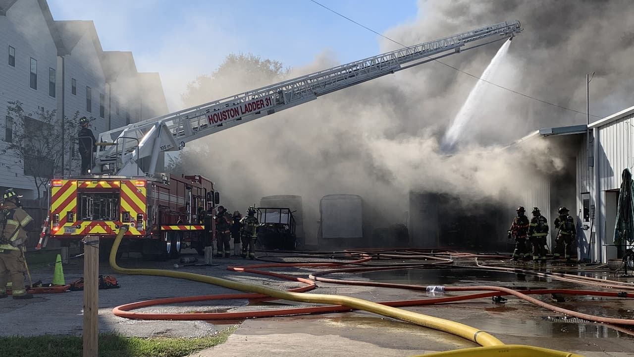 Bomberos de Houston luchan contra incendio de tres alarmas en un almacén
