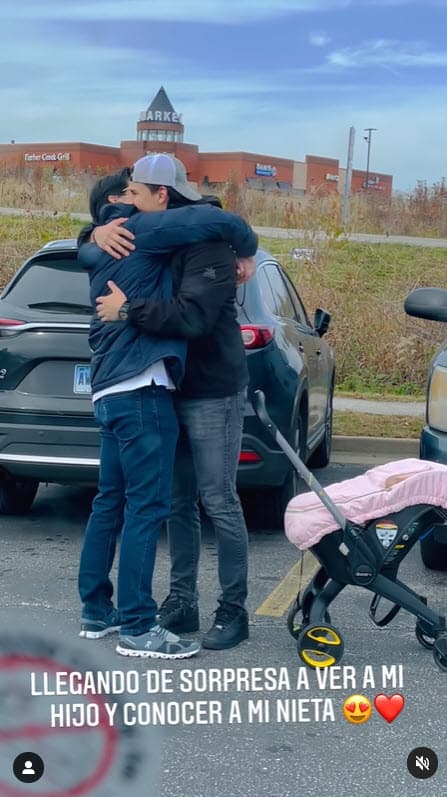 Sin embargo, el 22 de noviembre el actor mexicano compartió en Instagram la sorpresa que le dio a su hijo al interceptarlo en un estacionamiento donde él caminaba junto a su pareja y su hija.
<br>